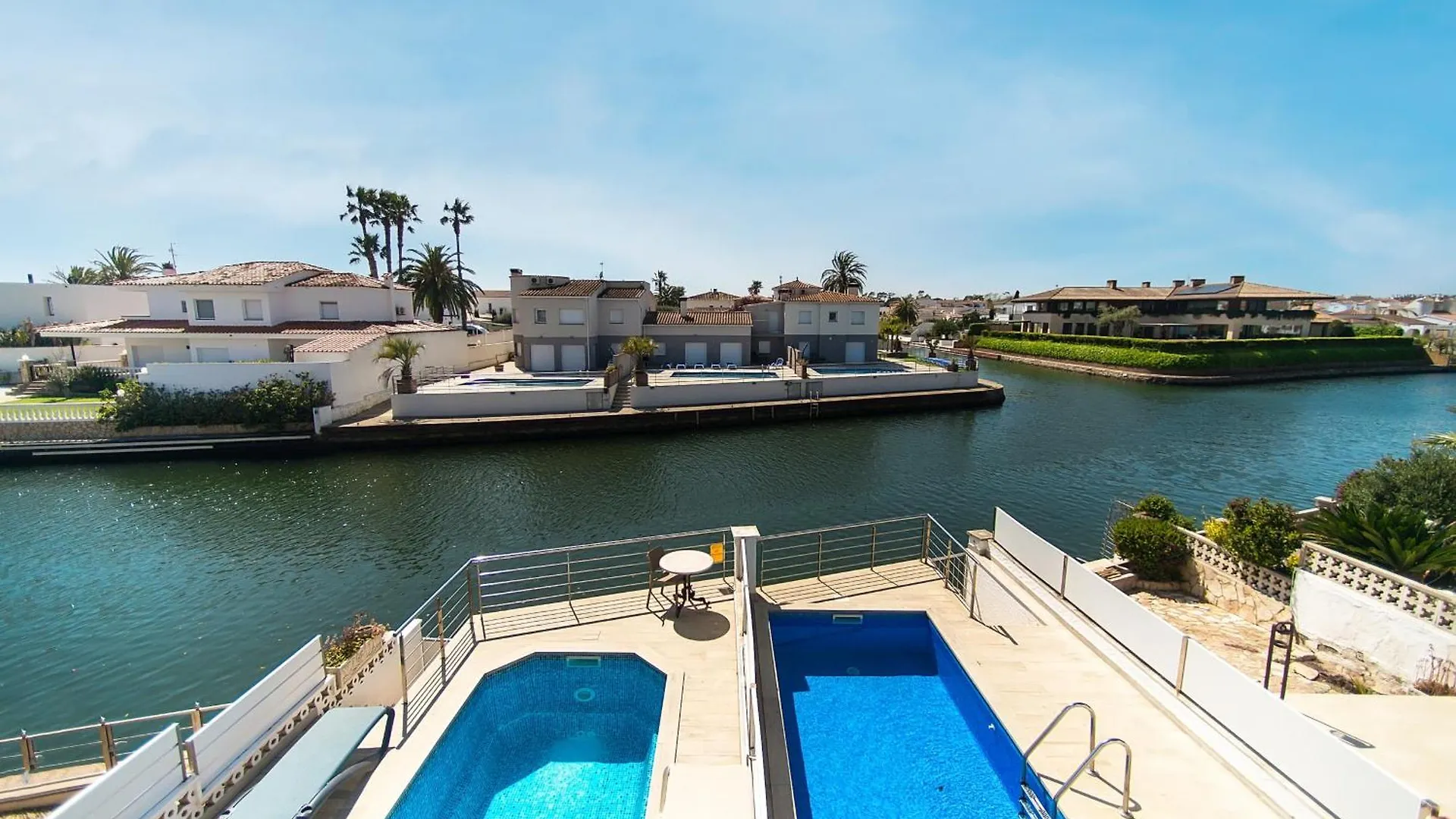 אמפוריבראבה Welcs Casa 240 Emp Con Piscina Y Vista Al Canal ספרד
